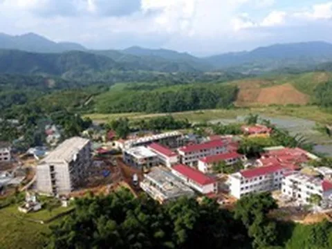 Phía sau đại công trình: Người mẹ đổ mồ hôi, góp sức xây trường cho con