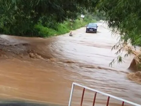 Lũ cuồn cuộn đổ về, 13 điểm ngầm, tràn ở Quảng Trị bị nhấn chìm, giao thông chia cắt