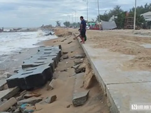 Khẩn trương khắc phục tuyến đường ven biển bị sạt lở giữa mùa hè ở Huế