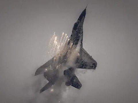MiG-29 Ukraine bốc cháy giữa lúc phóng tên lửa, phi công phải phóng ghế thoát hiểm
