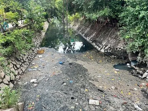 Mắc kẹt trong dòng "nước đen": Người dân khu Tây Tp.HCM mòn mỏi chờ giải pháp căn cơ