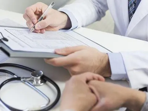 Đang nghỉ phép năm mà bị ốm đau, người lao động có được hưởng chế độ?