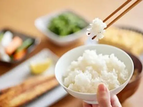 Khi nấu cơm chỉ cần thêm vài giọt nước này, điều bất ngờ sẽ xảy ra khi cơm chín