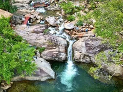 Ngắm hồ Rà Hách dưới "dải lụa" 300m giữa núi rừng Quảng Ngãi
