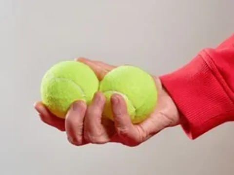 Lý do nên mang theo bóng tennis cùng chiếc tất lên máy bay