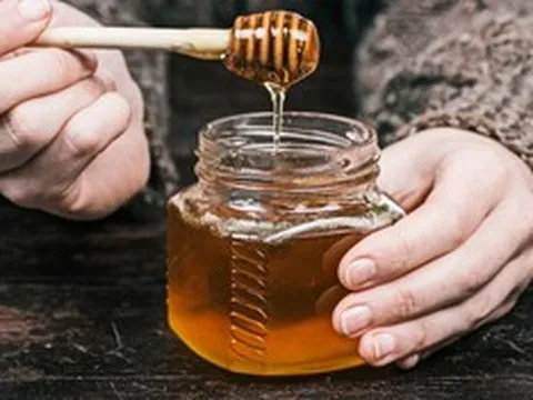 Uống nước mật ong đặc mỗi ngày suốt 1 năm, người đàn ông 64 tuổi bất ngờ khi đi khám