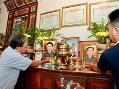 Người em 81 tuổi bật khóc khi hai người anh liệt sĩ “trở về” qua di ảnh