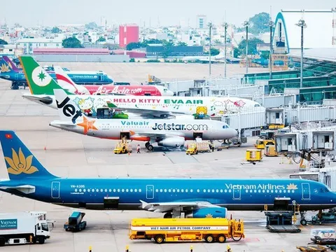 Đằng sau con số 76 triệu lượt khách: Ai đang thực sự "hốt bạc" ở các sân bay Việt Nam?