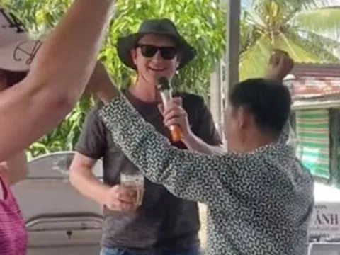 Đang đạp xe, khách Tây được mời vào đám giỗ và cái kết bất ngờ
