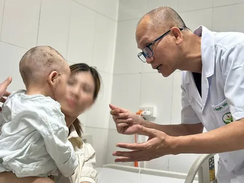 Bé trai 2 tuổi bị đa chấn thương do chó tấn công