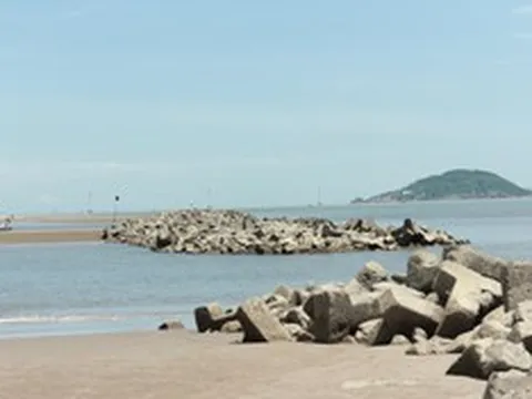 “Mục sở thị” biển lấn bờ, tàn phá dọc tuyến đê Hà Tĩnh