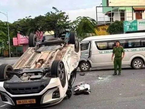 Xe taxi bị tông lật ngửa tại giao lộ, 9 người bị thương phải nhập viện