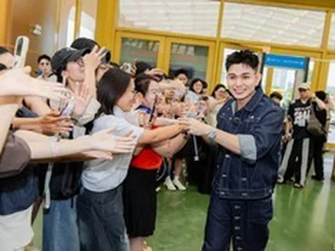 Ca sĩ Jun Phạm và fan làm điều đặc biệt khiến nhiều người xúc động