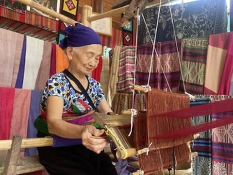 Khi nhà sàn, thổ cẩm trở thành "tài sản du lịch" của người dân miền núi