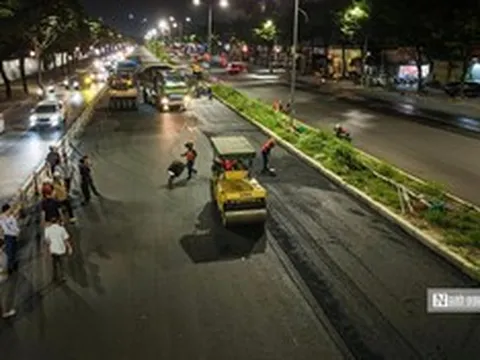 Hà Nội: Xuyên đêm thảm lại mặt đường Võ Chí Công