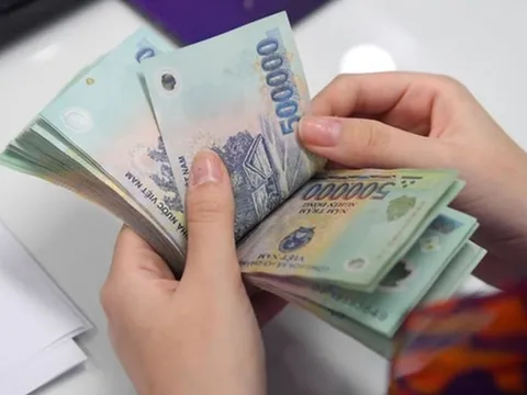 Có được hưởng trợ cấp thai sản và trợ cấp thất nghiệp cùng lúc hay không?