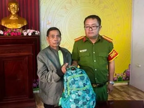 Nhặt được gần 25 triệu đồng, hai người dân lập tức tìm chủ nhân để trả lại
