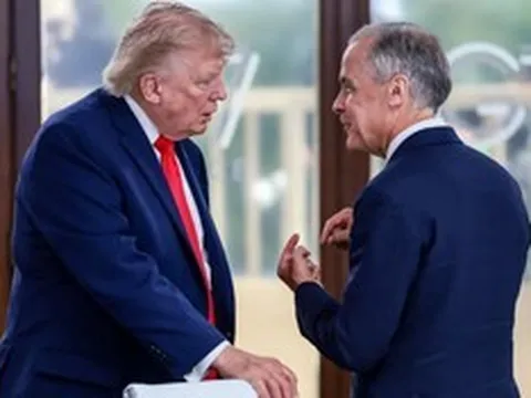 Sát giờ áp thuế 50%, Tổng thống Trump bất ngờ "xuống thang" với Canada