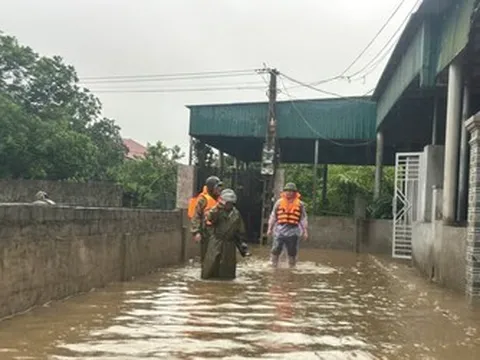 Mưa lớn ở miền Trung, nước tràn vào nhà dân, nhiều bản làng bị chia cắt