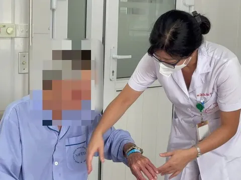 Người đàn ông 41 tuổi yếu tay chân, không thể tự đi lại vì lý do này