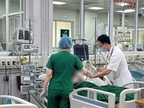 Cảnh báo từ ca bệnh 28 tuổi: Nguy kịch do mua thuốc nam trên mạng uống kéo dài