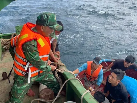 12 ngư dân Gia Lai gặp nạn trên biển được bộ đội biên phòng kịp thời ứng cứu