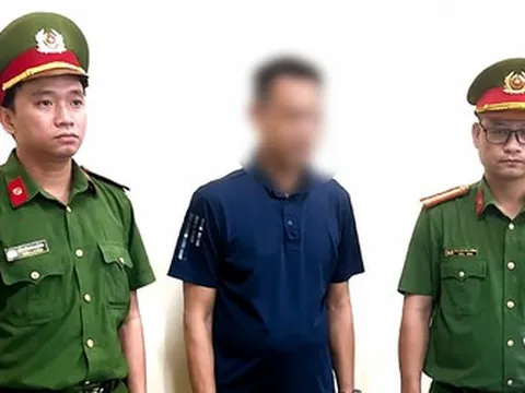 Vụ đổ hơn 1.800 tấn thải rắn ra môi trường: Khởi tố Phó giám đốc và nhân viên trạm bê tông