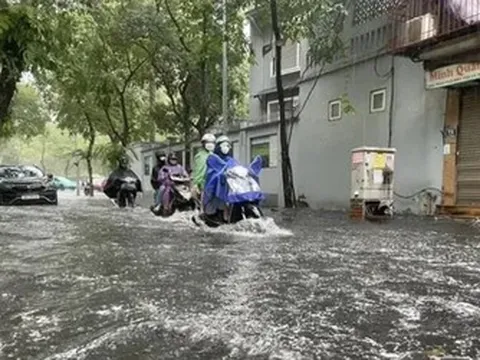 Áp thấp nhiệt đới có thể mạnh lên thành bão, miền Bắc mưa lớn sầm sập
