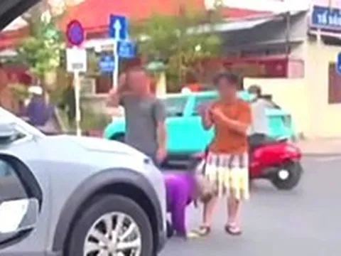 Công an xác minh clip người phụ nữ quỳ giữa đường, chắp tay van xin chủ ô tô
