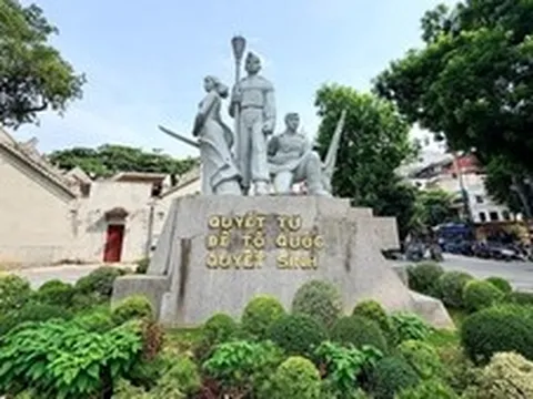 Tượng đài và tinh thần 'Quyết tử để Tổ quốc quyết sinh' luôn là biểu tượng đặc biệt của Thủ đô