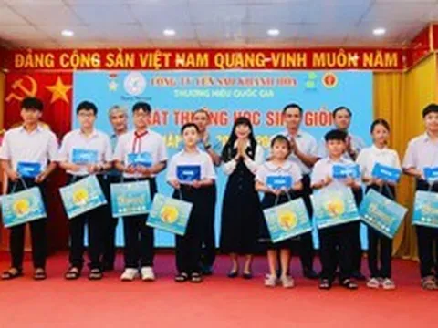 Yến sào Khánh Hòa dành gần 2,3 tỷ đồng khen thưởng 2.170 học sinh