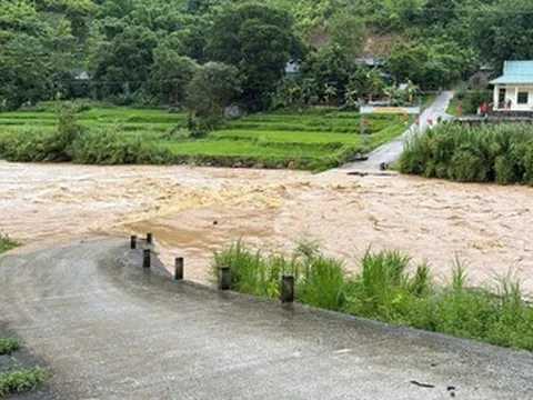Mường Lát: Học sinh hoãn tựu trường vì mưa lũ, nhiều địa bàn bị chia cắt, cô lập