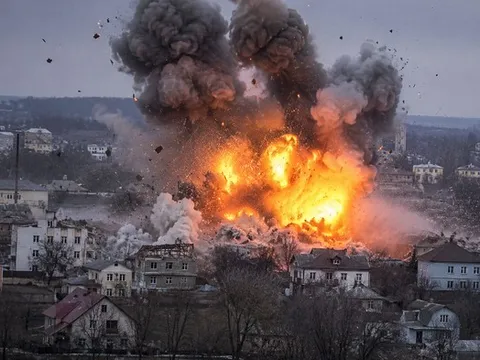 Hai hướng cùng nóng lên, Ukraine đối mặt sức ép kép
