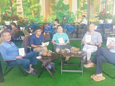 Giáo làng, thi sĩ xe ôm và sách