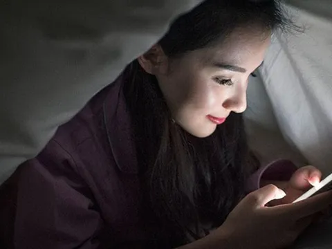 Vừa mở mắt đã cầm điện thoại: Não bộ đang "lãnh đủ" điều gì?