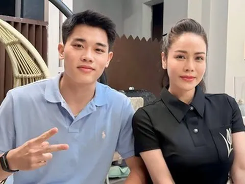 Ca sĩ Nhật Kim Anh chung khung hình với cầu thủ Đình Bắc gây sốt MXH