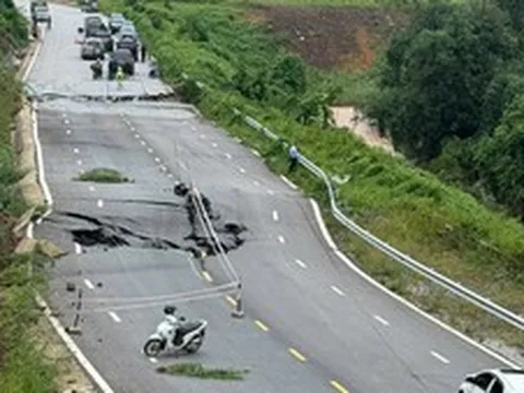 Mưa lớn gây ngập úng, quốc lộ 4B qua Lạng Sơn đứt gãy