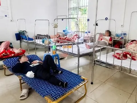 Nhiều người nhập viện sau khi ăn bánh mì tại một cửa tiệm