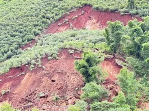 Sạt lở hơn 300.000m3 đất đá, tuyến đường vùng biên Thanh Hoá bị tê liệt