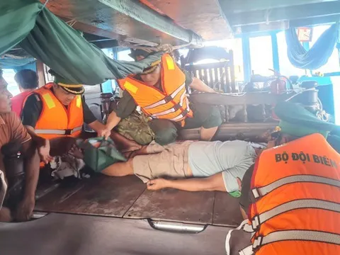 Cứu kịp thời ngư dân nghi đột quỵ trên biển