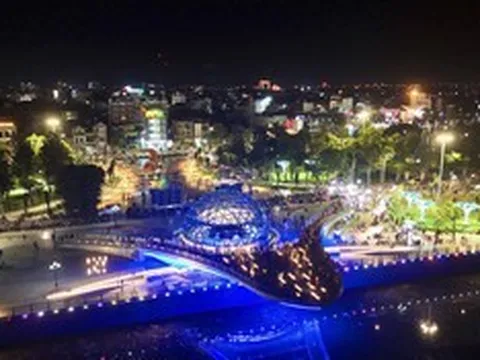 Bờ sông Trà Khúc "biến hình" về đêm