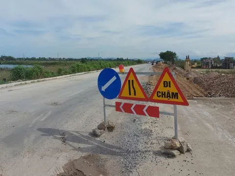 “Thay áo mới” cho đoạn tuyến nối Nghệ An - Hà Tĩnh bị sụt lún, bong tróc