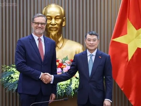 Thủ tướng tiếp Đại sứ Pháp tại Việt Nam Olivier Brochet đến chào từ biệt