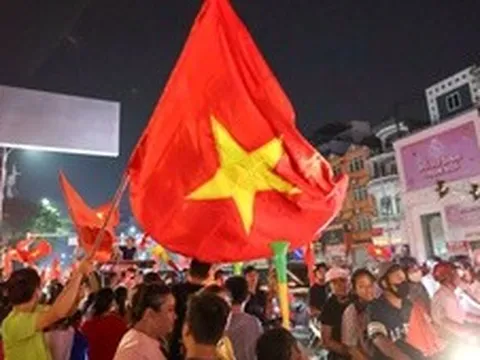 Cổ động viên hân hoan xuống đường mừng chiến thắng của Đội tuyển Việt Nam