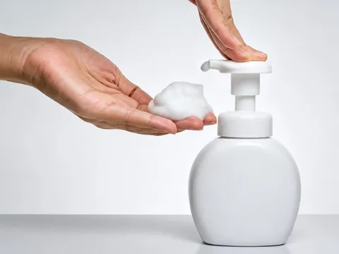 Phát hiện 2 lô dung dịch vệ sinh phụ nữ Rolux AF là hàng giả