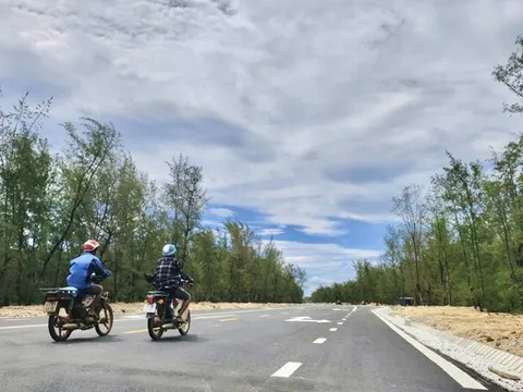 Quảng Ngãi: Đường ven biển chưa hoàn thiện, người dân ồ ạt lưu thông