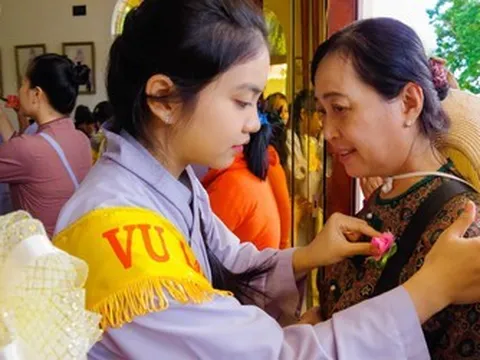 Bảy Núi mùa Vu Lan: Khi tình yêu thương được cài lên ngực áo