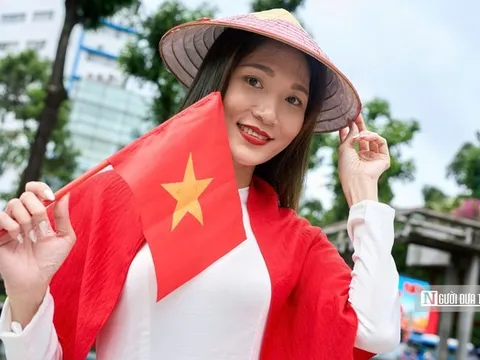Tp.HCM rực rỡ sắc đỏ, người trẻ xuống phố chào mừng Quốc khánh 2/9