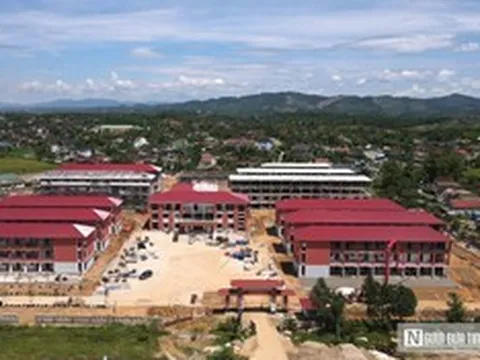 Công nhân miệt mài bám trụ công trường xuyên lễ vì ngày khai giảng của trẻ vùng cao