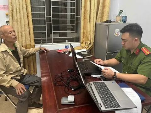 Tạm giữ đối tượng chặn đường xin tiền người dân, cầm dao truy đuổi công an